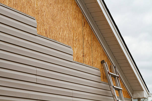 Professional Siding Repair technician working in Carlton, OR